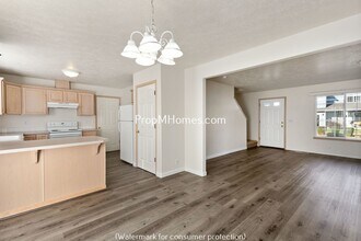 7432 SE Augusta Ct in Portland, OR - Building Photo - Building Photo