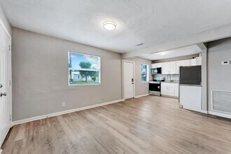 172 W 15th St in Riviera Beach, FL - Building Photo - Building Photo