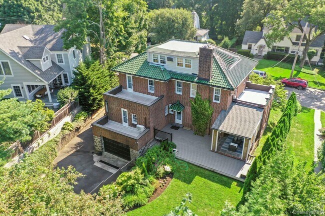 16 Lyons Pl in Larchmont, NY - Building Photo - Building Photo