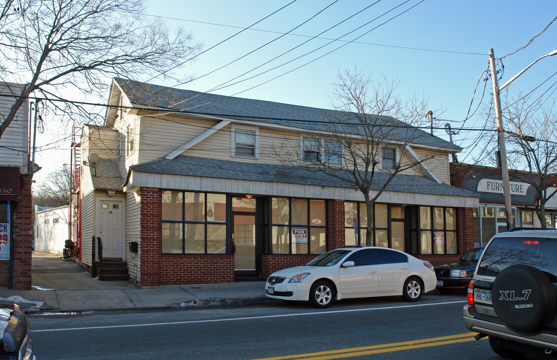 63 Carleton Ave in Central Islip, NY - Building Photo