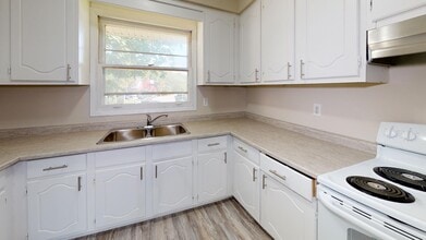 1308 Commissioners Rd W in London, ON - Building Photo - Building Photo