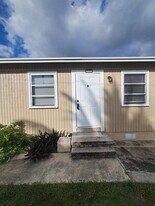 1021 Selkirk St in West Palm Beach, FL - Building Photo
