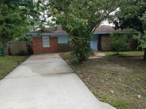 208 Laurie Ln in Willis, TX - Building Photo