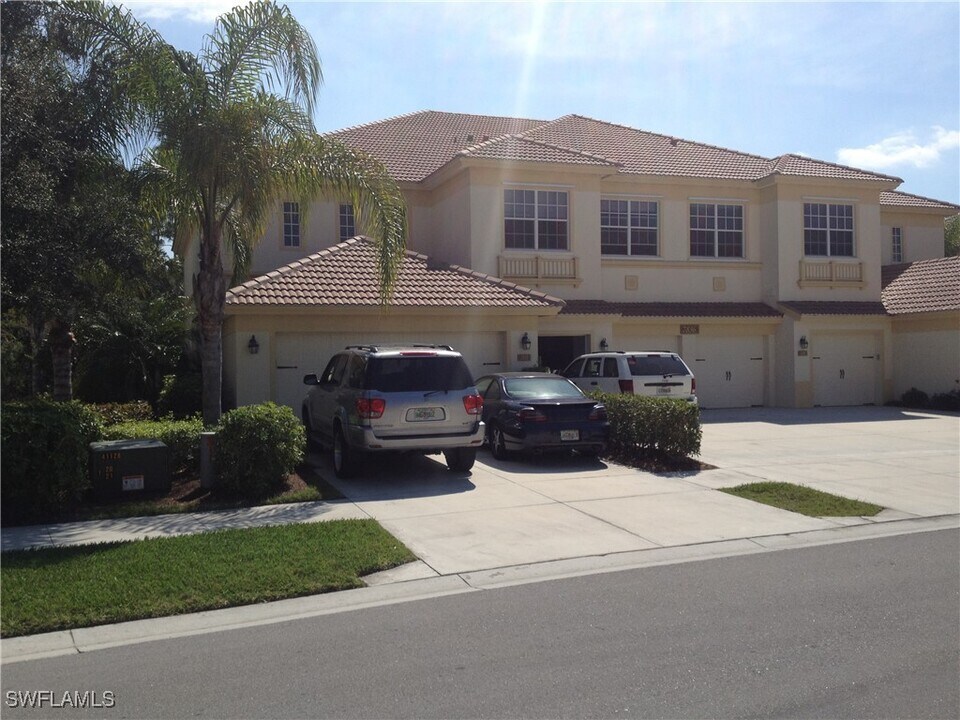 7836 Clemson St in Naples, FL - Building Photo
