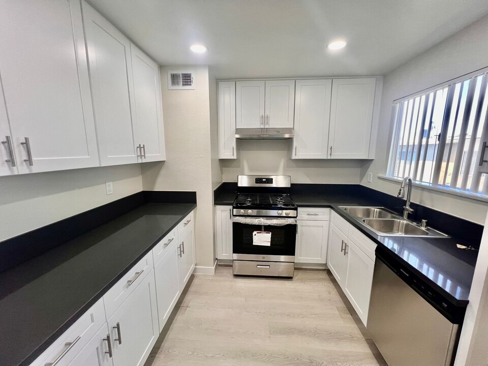 8811 Burnet Ave in Los Angeles, CA - Building Photo