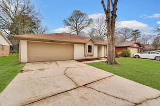 2405 N Thompson St in Conroe, TX - Building Photo - Building Photo