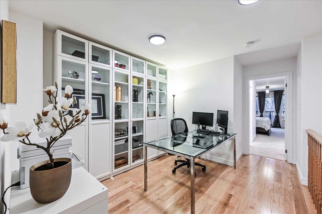 2825 St Clair Av E in Toronto, ON - Building Photo