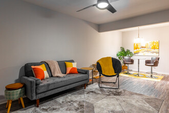 Sun and Sands Apartments in Dallas, TX - Building Photo - Interior Photo