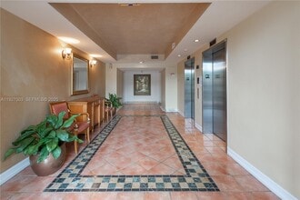 19601 E Country Club Dr in Aventura, FL - Building Photo - Building Photo