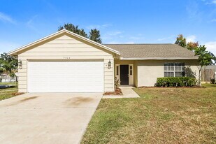 7964 Putnam Cir in New Port Richey, FL - Building Photo