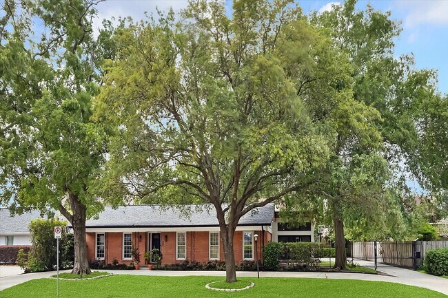 1902 Chimney Rock Rd in Houston, TX - Building Photo - Building Photo
