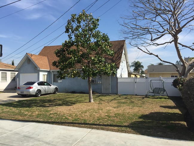 8109-8113 Cole St in Downey, CA - Building Photo - Building Photo