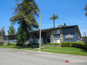 Ivanhoe Apartments in Redlands, CA - Foto de edificio - Building Photo