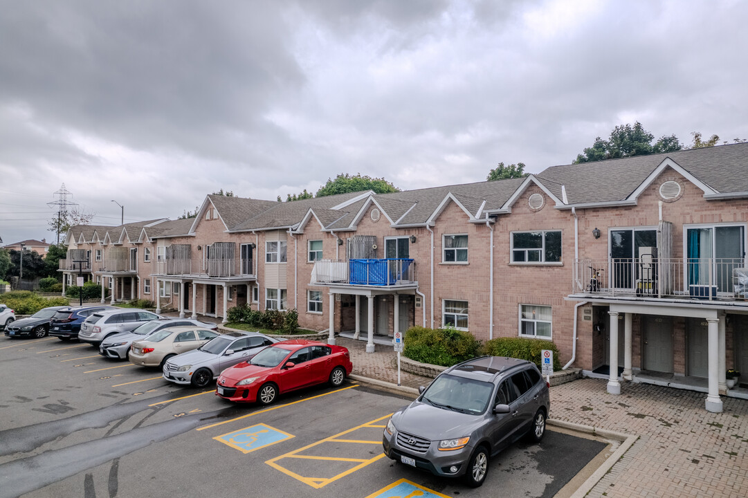 Garden Gate Circle in Brampton, ON - Building Photo