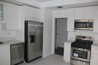 11558 Rochester Ave, Unit 102 in Los Angeles, CA - Building Photo - Building Photo