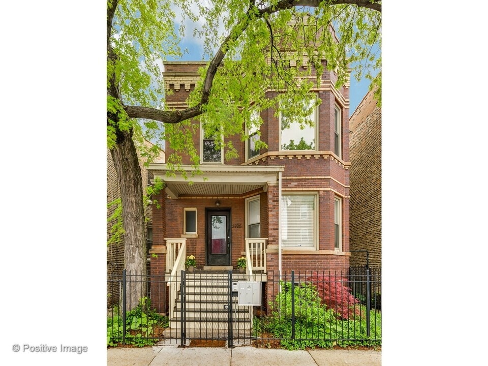 2725 N Kedzie Ave in Chicago, IL - Foto de edificio