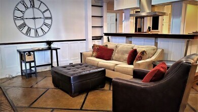 101 W Oglethorpe Ave in Savannah, GA - Building Photo - Building Photo