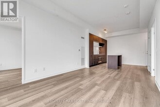 2 David Eyer Rd in Richmond Hill, ON - Building Photo - Building Photo