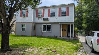 119 13th St N in Texas City, TX - Building Photo
