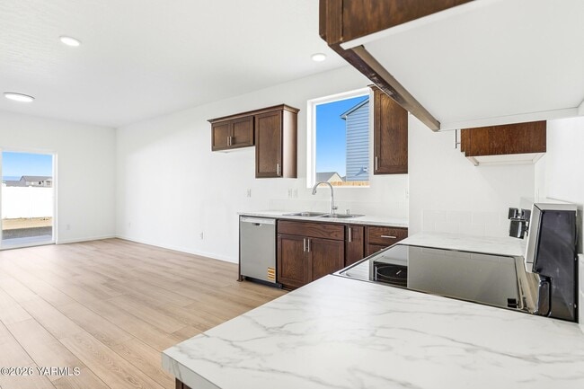 501 Amberly Ave in Grandview, WA - Building Photo - Building Photo