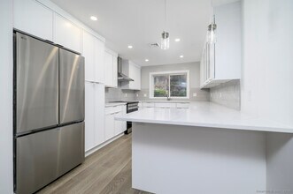 206 Gillies Ln in Norwalk, CT - Building Photo - Building Photo