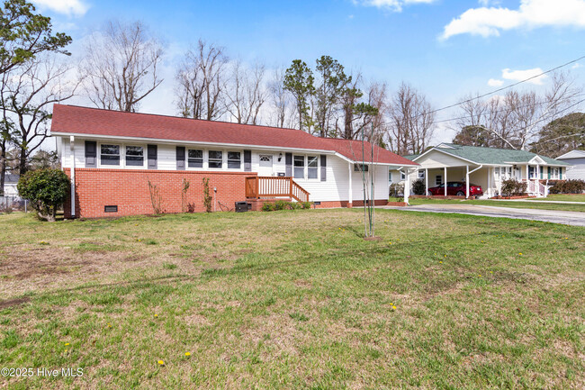 1025 Decatur Rd in Jacksonville, NC - Foto de edificio - Building Photo