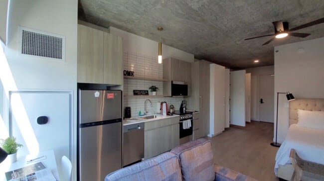 property at 812 N Wells St