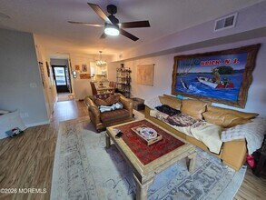 51 Queens Way in Englishtown, NJ - Foto de edificio - Building Photo