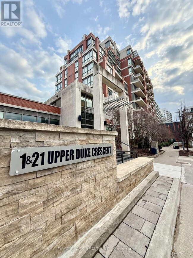 1-101 Upper Duke Crescent
