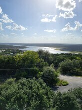 5916 Lago Vista Way in Lago Vista, TX - Foto de edificio - Building Photo