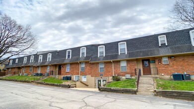 87th Street Apartments in Overland Park, KS - Foto de edificio - Building Photo