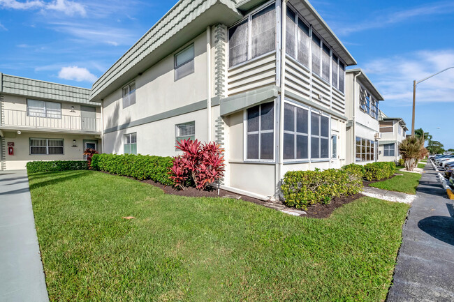 195 Monaco Way in Delray Beach, FL - Foto de edificio - Building Photo