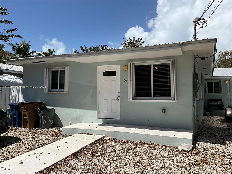 104 Harry Harris Dr in Tavernier, FL - Building Photo