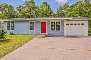905 N Banks St in Caldwell, TX - Building Photo