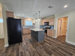 8082 Sleepy Bay Blvd in Navarre, FL - Foto de edificio - Building Photo