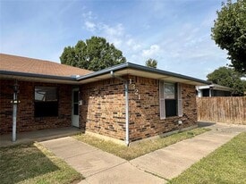 1321 Darr St in Irving, TX - Building Photo