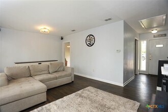 621 Hackberry St in Seguin, TX - Building Photo - Building Photo