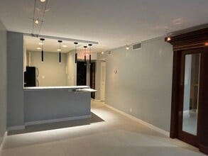 7900 Camino Cir, Unit 1st floor in Miami, FL - Building Photo - Building Photo