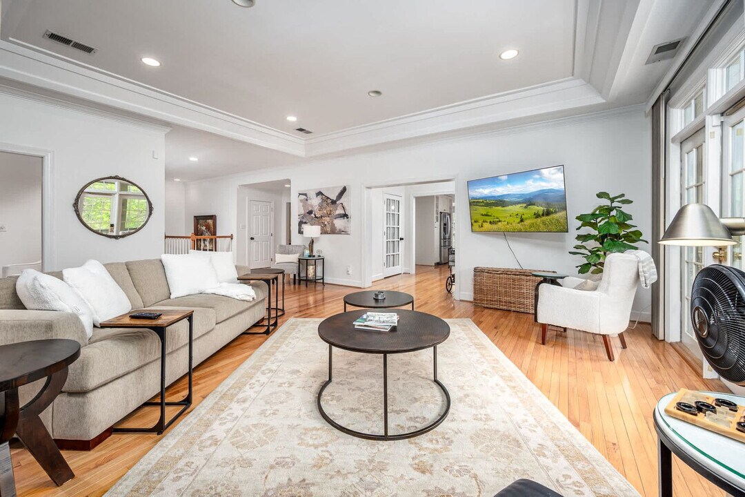 11468 Club Dr in Chapel Hill, NC - Building Photo
