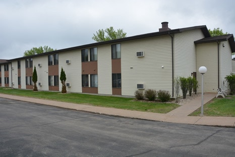 400 S Western Ave in Waupaca, WI - Foto de edificio