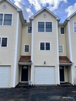 527 W Thames St in Norwich, CT - Building Photo