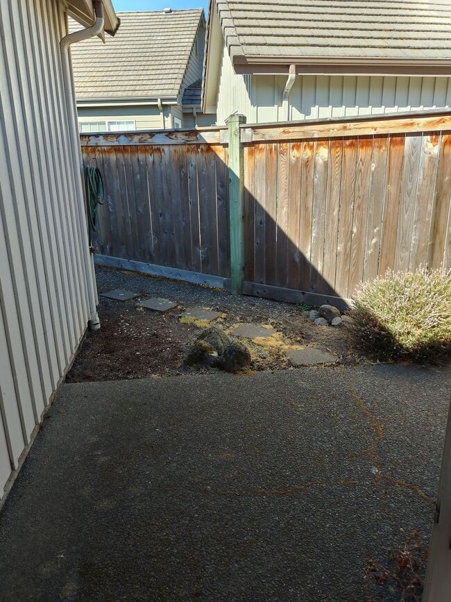 1880 Lake Cove Ave in Eugene, OR - Building Photo - Building Photo