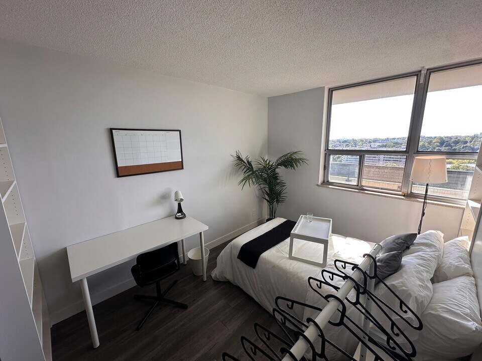 88 Bloor St E in Toronto, ON - Building Photo