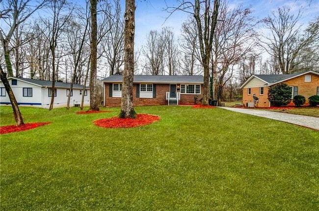 Room in House on Foxcroft Dr in Winston-Salem, NC - Building Photo - Building Photo