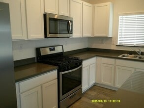 670 Wisteria Ln in Dixon, CA - Building Photo - Building Photo