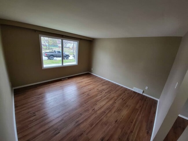 694 Kylemore Ave in Winnipeg, MB - Building Photo - Building Photo