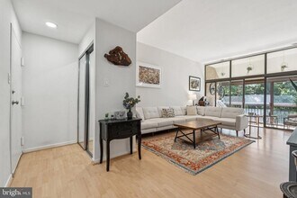 1639 Parkcrest Cir in Reston, VA - Building Photo - Building Photo