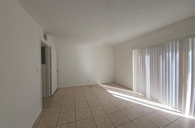 619 SW 79th Ter in North Lauderdale, FL - Foto de edificio - Building Photo