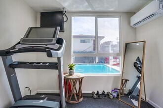 Retro Style Apartment Building with Pool a... in Inglewood, CA - Foto de edificio - Building Photo