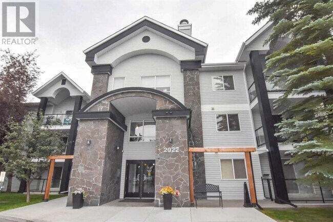 2022-2022 Canyon Meadows Dr SE in Calgary, AB - Building Photo - Building Photo